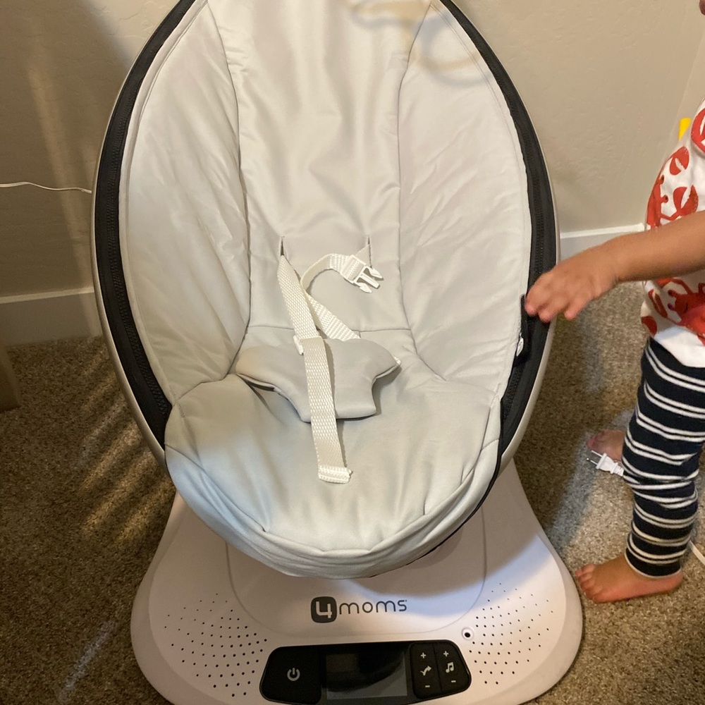 4moms baby swing. Used 2 times. Warranty
